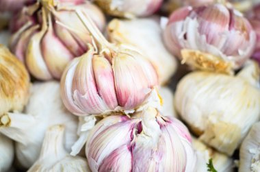 İspanyol yerel pazarında taze sebzeler kapanıyor.