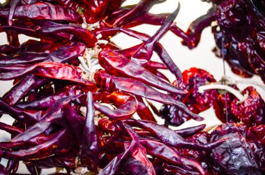 İspanyol yerel pazarında taze sebzeler kapanıyor.