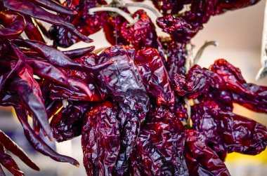 İspanyol yerel pazarında taze sebzeler kapanıyor.