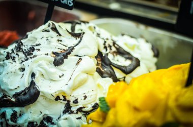 Taze meyveli lezzetli İtalyan dondurması.