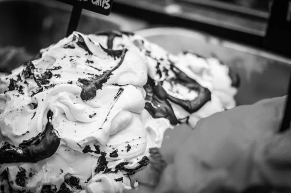 토핑이 곁들여진 맛있는 이탈리아 아이스크림 — 스톡 사진