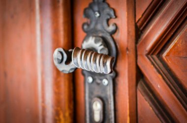 Prag 'ın tarihi sokaklarında antik kapılar kapanıyor.