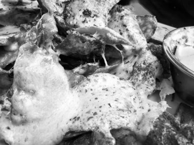 Izgara peynirli kızarmış patates.