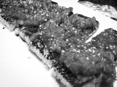 İspanyol mezelerini taze malzemelerle karıştırın.