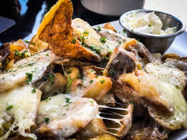 Izgara peynirli kızarmış patates.