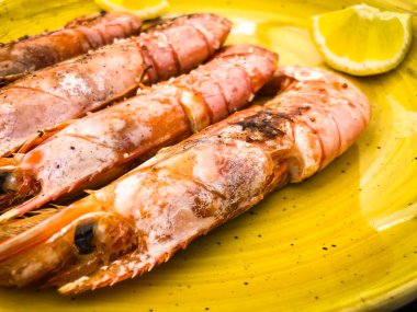 Lezzetli ızgara karides ve taze limon sosu