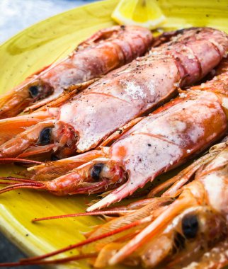 Lezzetli ızgara karides ve taze limon sosu