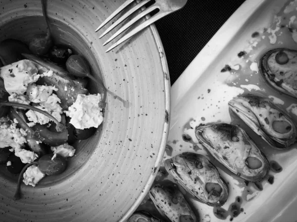 Ízletes Görög Saláta Feta Sajttal Friss Zöldségekkel Ízletes Fűszerekkel — Stock Fotó