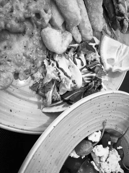 Μείγμα Τηγανητά Ψάρια Θαλασσινά Πιάτο Φρέσκο Μαρούλι Και Χυμό Λεμονιού — Φωτογραφία Αρχείου