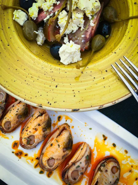 Deliciosa Salada Grega Com Queijo Feta Legumes Frescos Especiarias Saborosas — Fotografia de Stock