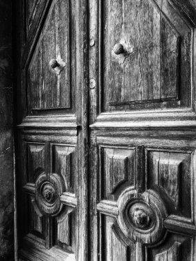 İspanyol şehirlerinin tarihi caddelerinde eski kapılar kapanıyor.