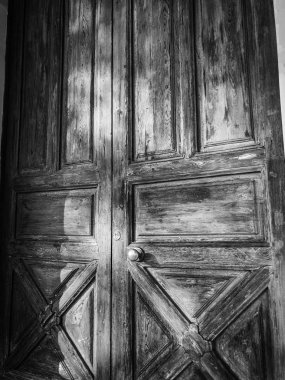 İspanyol şehirlerinin tarihi caddelerinde eski kapılar kapanıyor.