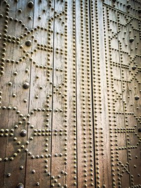 İspanyol şehirlerinin tarihi caddelerinde eski kapılar kapanıyor.