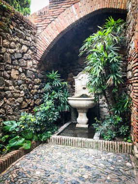 İspanyol şehirlerinin tarihi sokaklarına yakından bakın. 