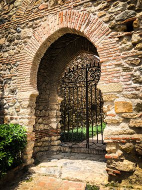 İspanyol şehirlerinin tarihi sokaklarına yakından bakın. 