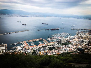 İspanyol şehirlerinin tarihi sokaklarına yakından bakın. 