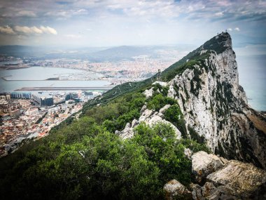 İspanyol şehirlerinin tarihi sokaklarına yakından bakın. 