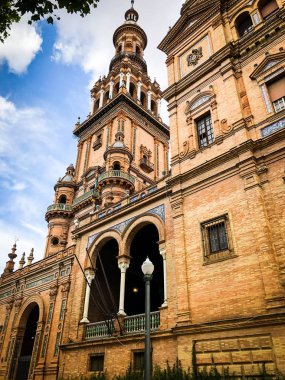 İspanyol şehirlerinin tarihi sokaklarına yakından bakın. 