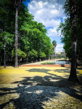 İspanyol şehirlerinin tarihi sokaklarına yakından bakın. 