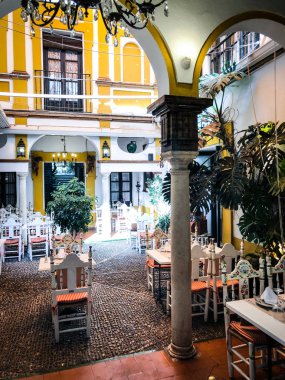 İspanyol şehirlerinin tarihi sokaklarına yakından bakın. 