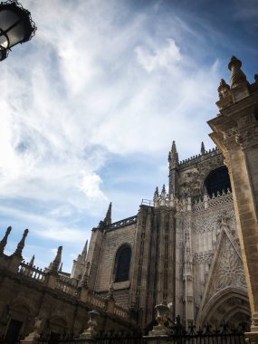 İspanyol şehirlerinin tarihi sokaklarına yakından bakın. 