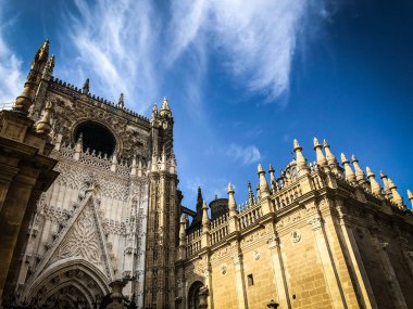 İspanyol şehirlerinin tarihi sokaklarına yakından bakın. 