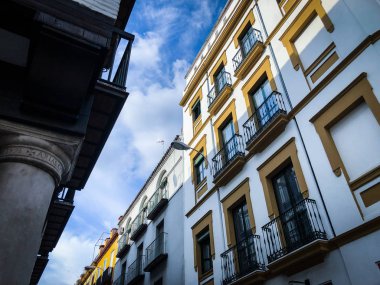 İspanyol şehirlerinin tarihi sokaklarına yakından bakın. 