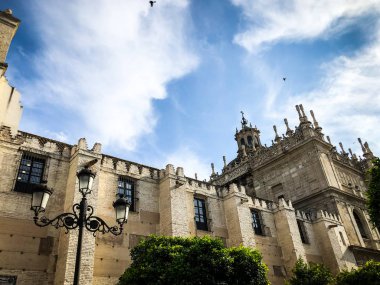 İspanyol şehirlerinin tarihi sokaklarına yakından bakın. 
