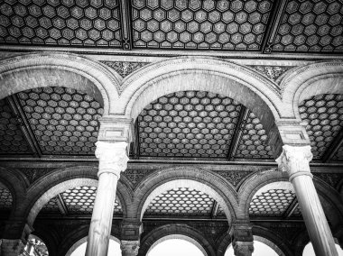 İspanyol şehirlerinin tarihi sokaklarına yakından bakın.