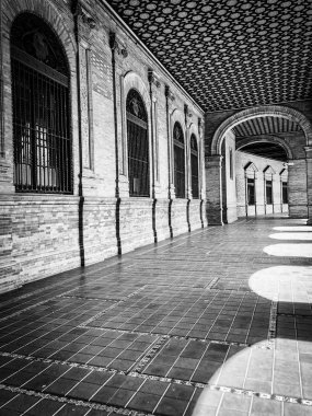 İspanyol şehirlerinin tarihi sokaklarına yakından bakın.