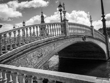 İspanyol şehirlerinin tarihi sokaklarına yakından bakın.