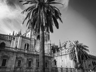 İspanyol şehirlerinin tarihi sokaklarına yakından bakın.