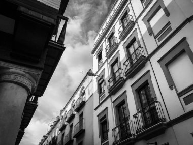 İspanyol şehirlerinin tarihi sokaklarına yakından bakın.