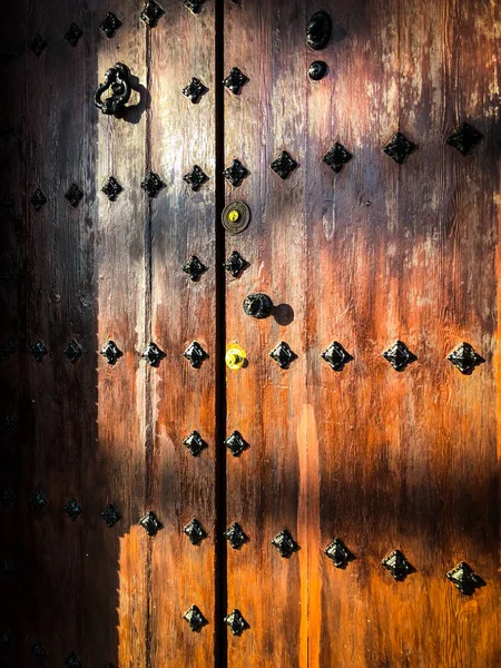 スペインの街の歴史的な通りの中にある古いドアは — ストック写真