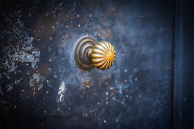 İtalyan şehri Palermo 'nun tarihi sokaklarında eski kapılar kapanıyor.