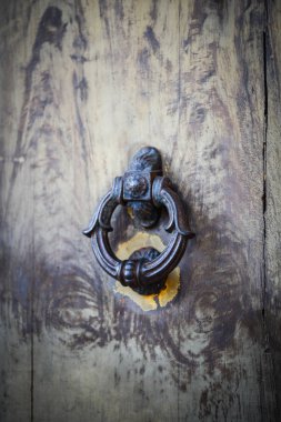 İtalyan şehri Palermo 'nun tarihi sokaklarında eski kapılar kapanıyor.