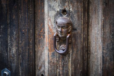 İtalyan şehri Palermo 'nun tarihi sokaklarında eski kapılar kapanıyor.