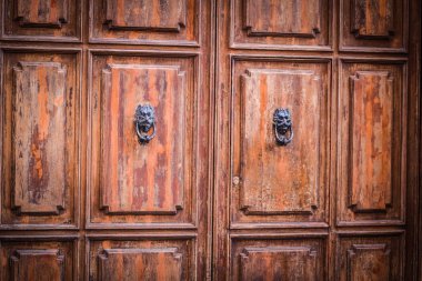 İtalyan şehri Palermo 'nun tarihi sokaklarında eski kapılar kapanıyor.