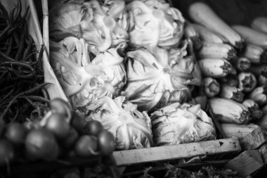 Palermo 'daki İtalyan yerel pazarına yakın taze marul.