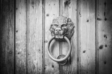 İtalyan şehri Palermo 'nun tarihi sokaklarında eski kapılar kapanıyor.