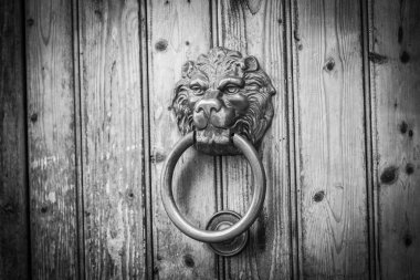 İtalyan şehri Palermo 'nun tarihi sokaklarında eski kapılar kapanıyor.