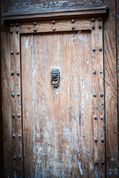 意大利城市巴勒莫历史街道上的旧门关上了 — 图库照片