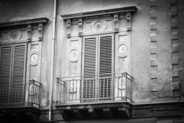 パレルモの歴史的通りに建築物のデザイン 詳細を見る — ストック写真