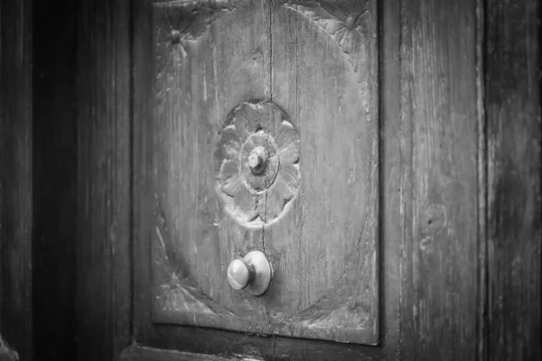 Старые Двери Закрывают Вид Исторические Улицы Итальянского Города Палермо — стоковое фото