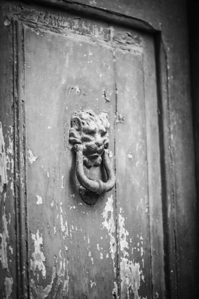 Παλιές Πόρτες Κλείστε Θέα Μέσα Στους Ιστορικούς Δρόμους Της Ιταλικής — Φωτογραφία Αρχείου