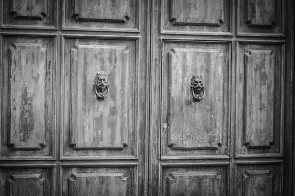 Portas Antigas Fechar Vista Dentro Das Ruas Históricas Cidade Italiana — Fotografia de Stock