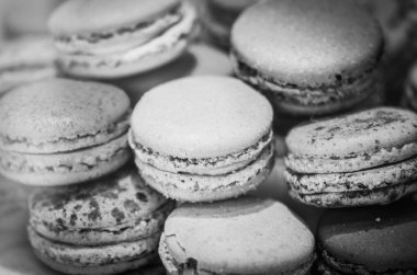 Fransız badem kurabiyelerini farklı tat ve renklerle karıştır