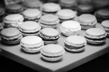 Fransız badem kurabiyelerini farklı tat ve renklerle karıştır