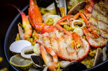Taze deniz ürünleri ve sebzeli İspanyol paella.