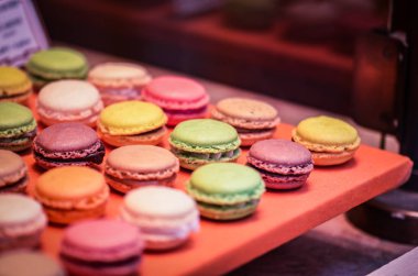 Fransız badem kurabiyelerini farklı tat ve renklerle karıştır